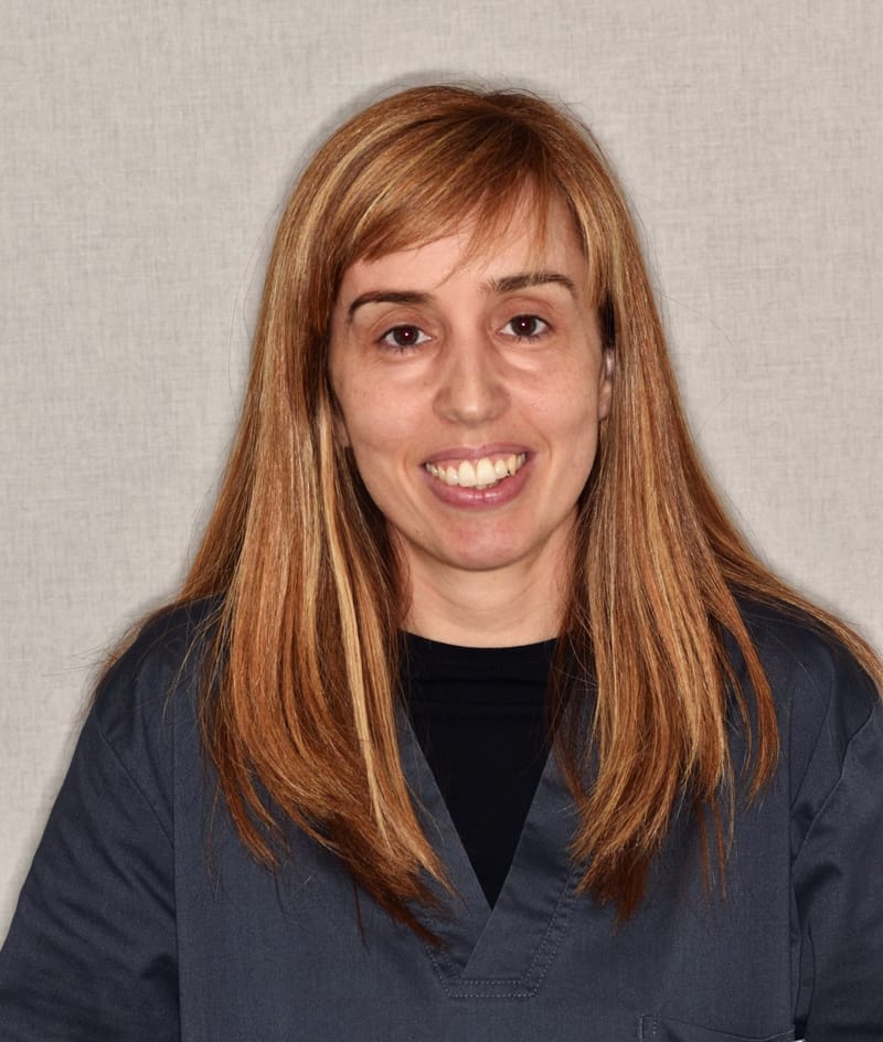 v2-4 Odontóloga, responsable asistencial de Odontología General, Periodoncia, Implantoprótesis, Odontopediatría y Ortodoncia